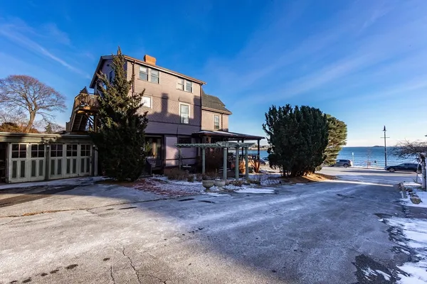 a view of a house with backyard and a tree