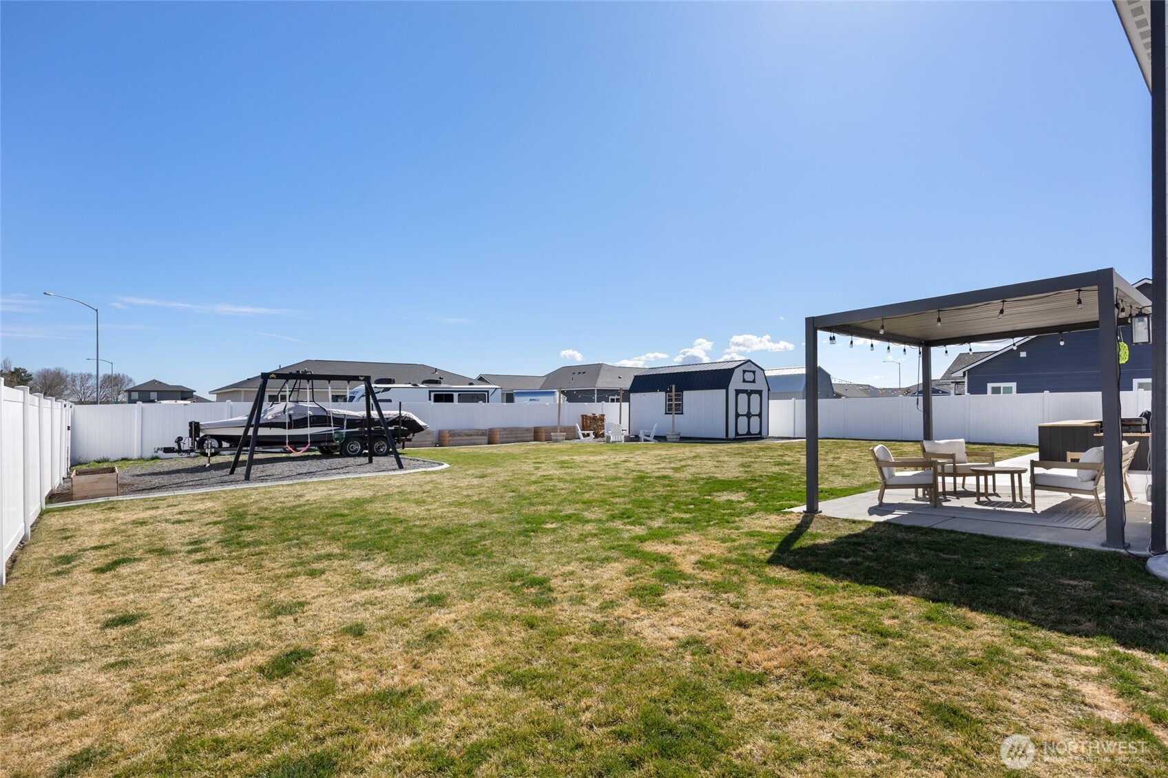 2376 Chelan Street Ephrata, WA 98823 - Photo 34 of 40 a swimming pool with a yard