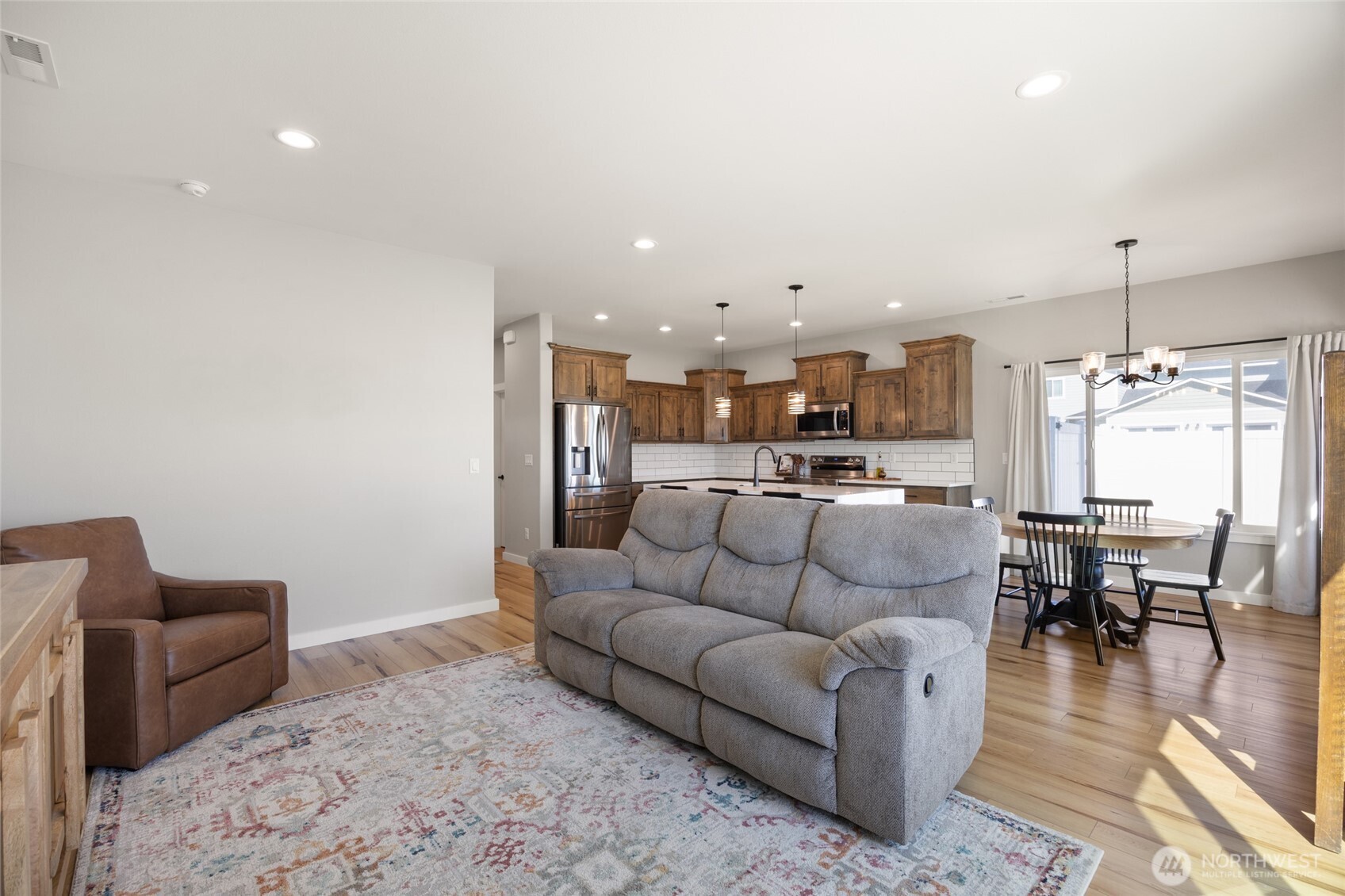 2376 Chelan Street Ephrata, WA 98823 - Photo 8 of 40 a living room with furniture and kitchen view