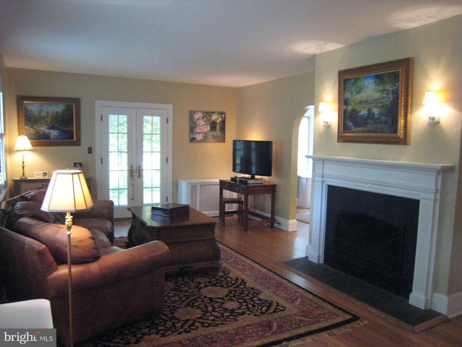 900 Old Oak Road Baltimore, MD 21212 - Photo 3 of 30 Living Room