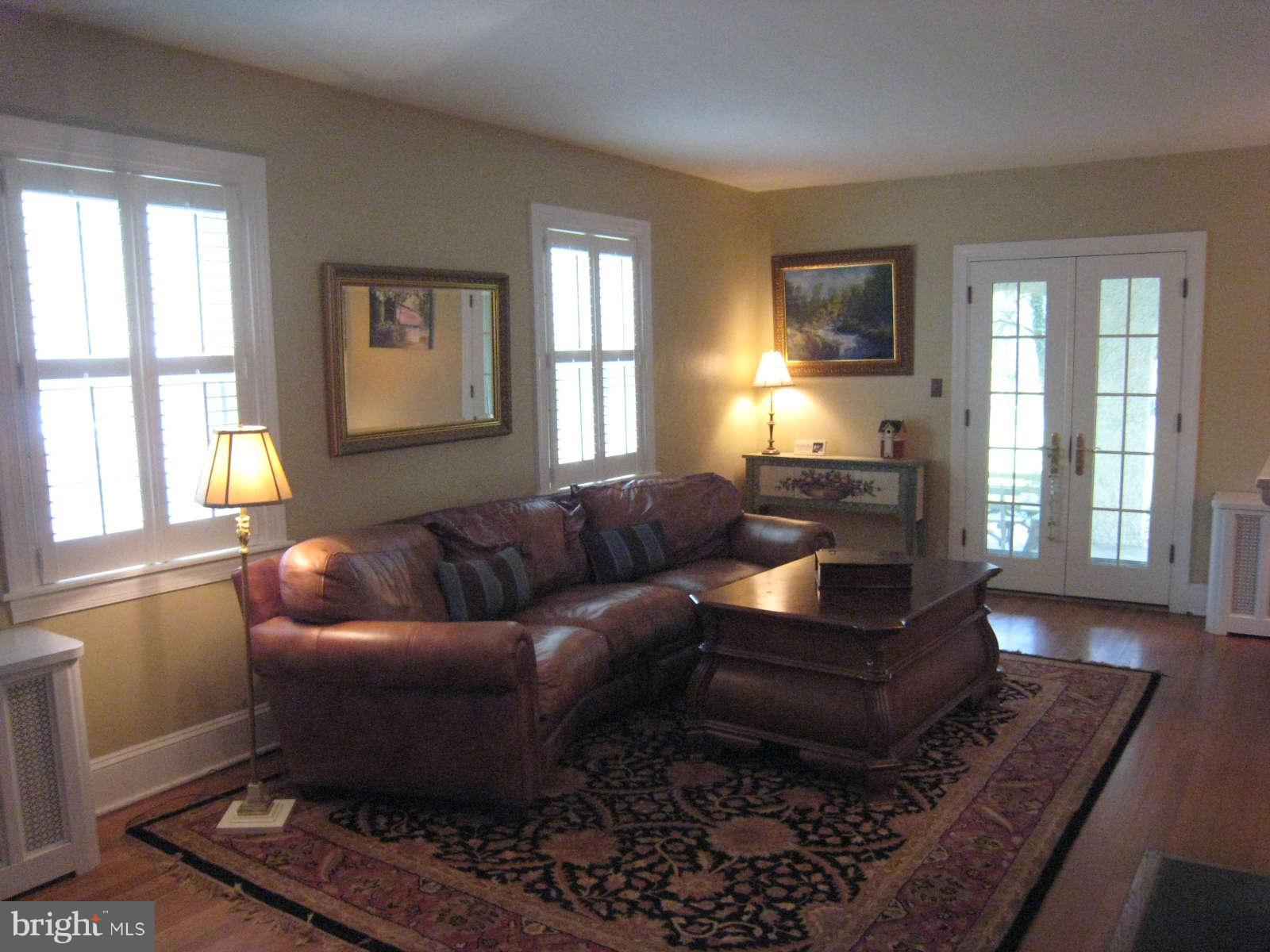 900 Old Oak Road Baltimore, MD 21212 - Photo 4 of 30 Living Room
