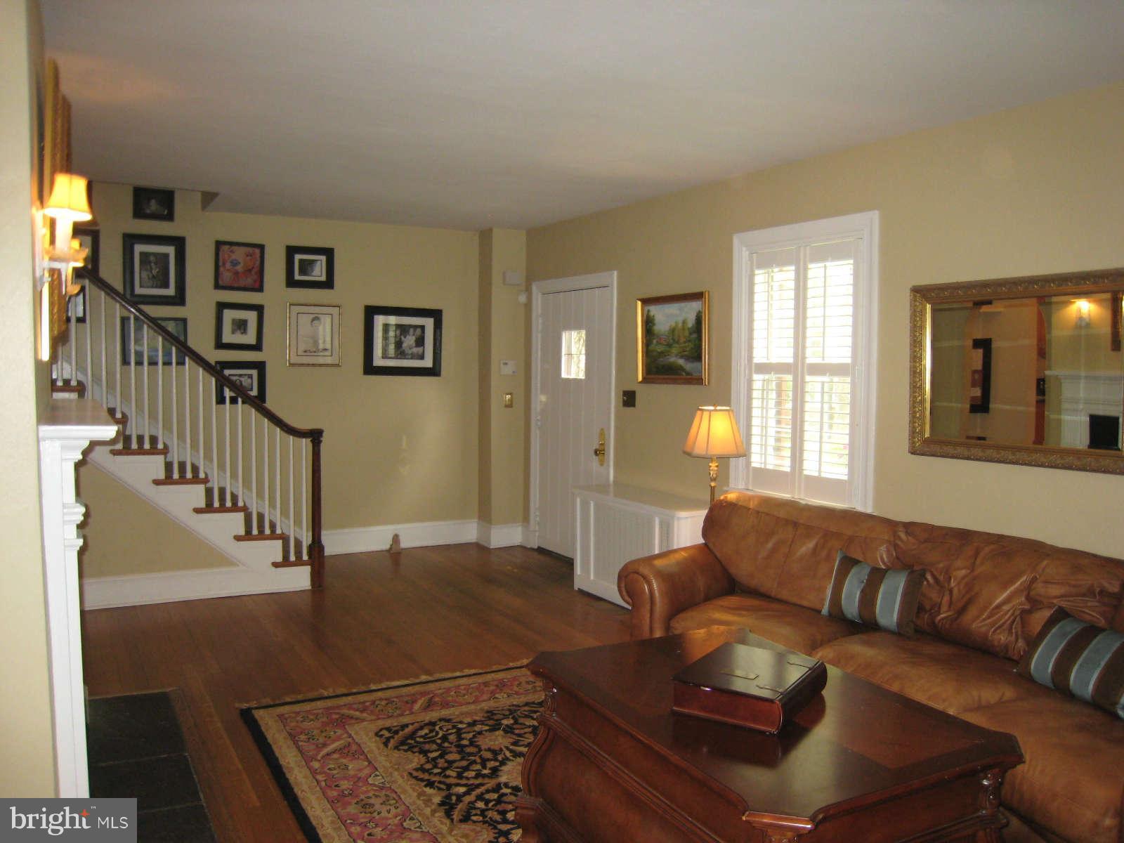 900 Old Oak Road Baltimore, MD 21212 - Photo 5 of 30 Living Room