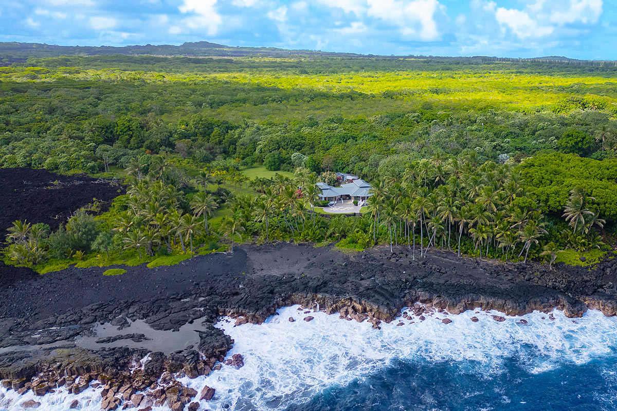 13-5725 Kalapana Kapoho Beach Road Pahoa, HI 96778 - Photo 21 of 25 a view of an ocean and a mountain