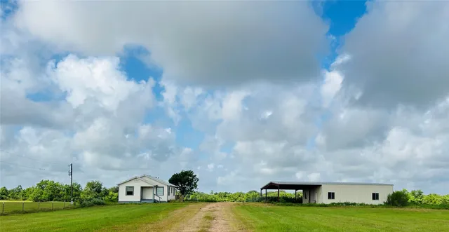 a view of yard with house in background