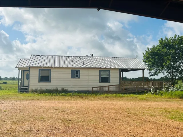 a view of a house with a backyard