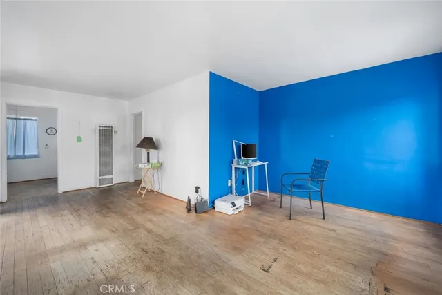 a view of livingroom with furniture