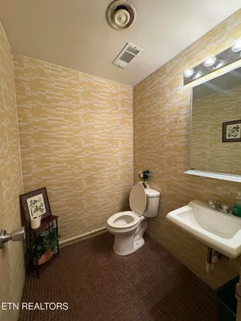 $2,500 | 100 East Race Street, Kingston, TN 37763