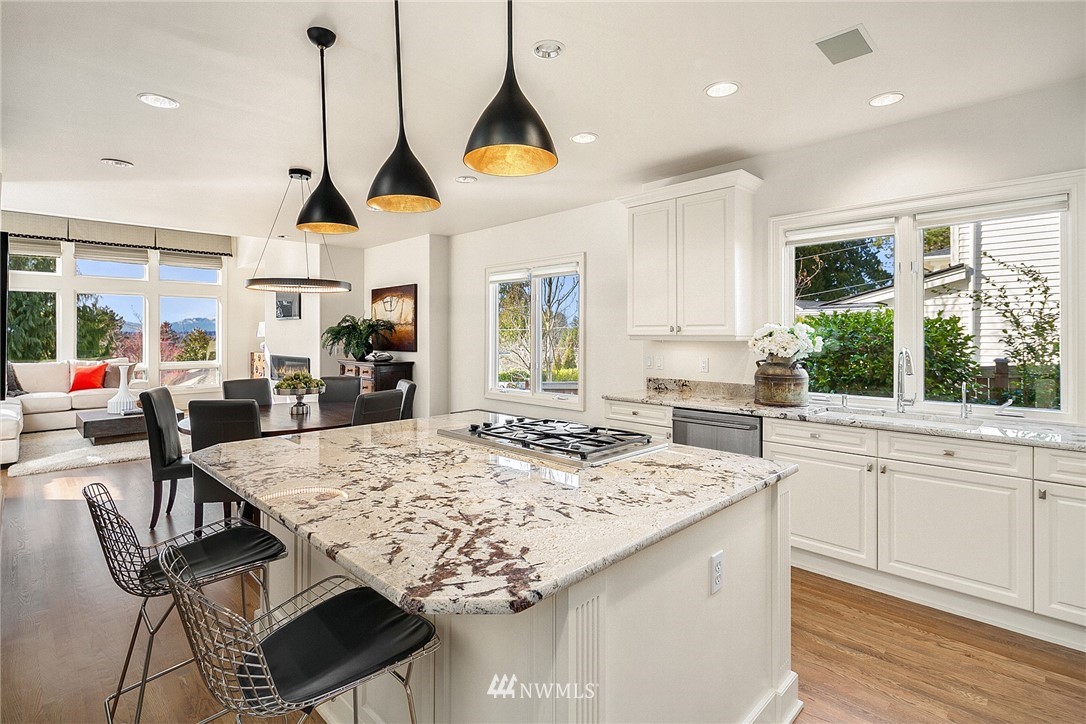 9252 Points Drive Northeast Yarrow Point, WA 98004 - Photo 4 of 23