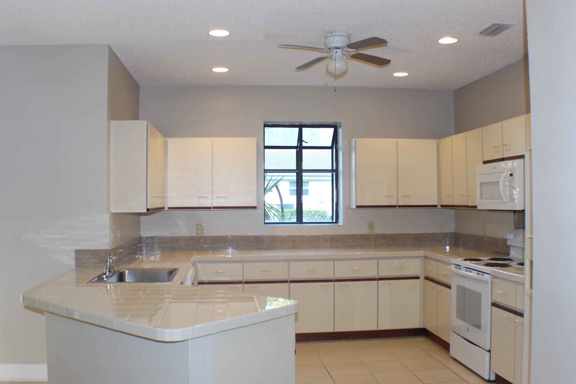 10333 Camelback Lane Boca Raton, FL 33498 - Photo 9 of 34 IMG_1367