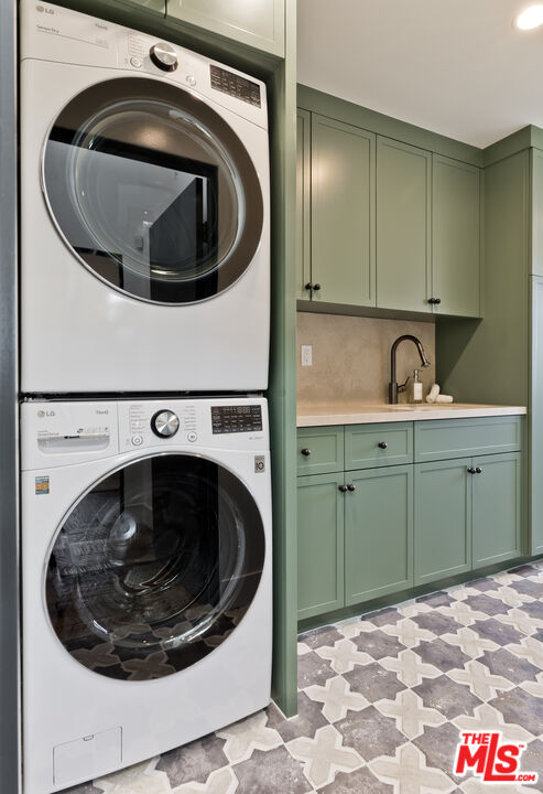 6711 Wandermere Road Malibu, CA 90265 - Photo 22 of 27 a utility room with a sink and washer