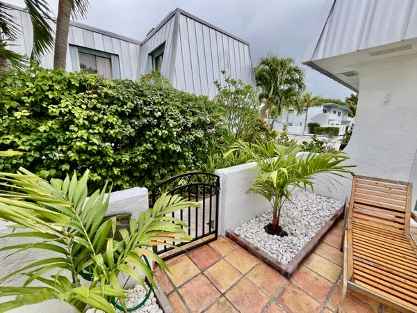 a view of a chairs and table in a backyard