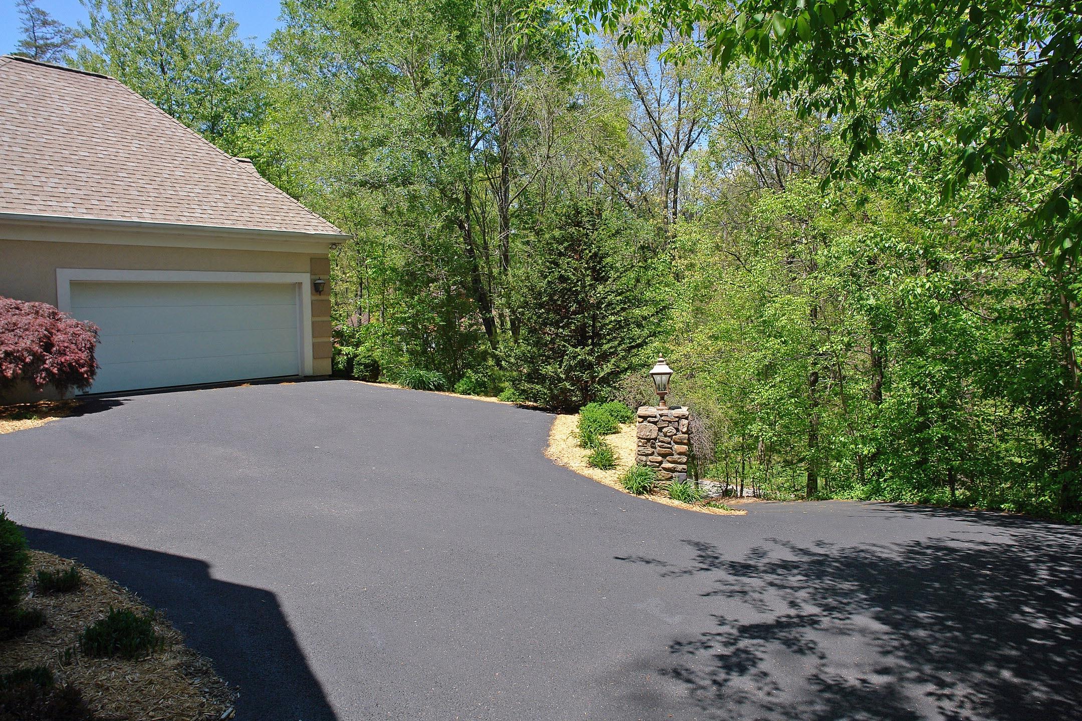 3348 Hidden Oak Road Southwest Roanoke, VA 24018 - Photo 4 of 60 Exterior 4