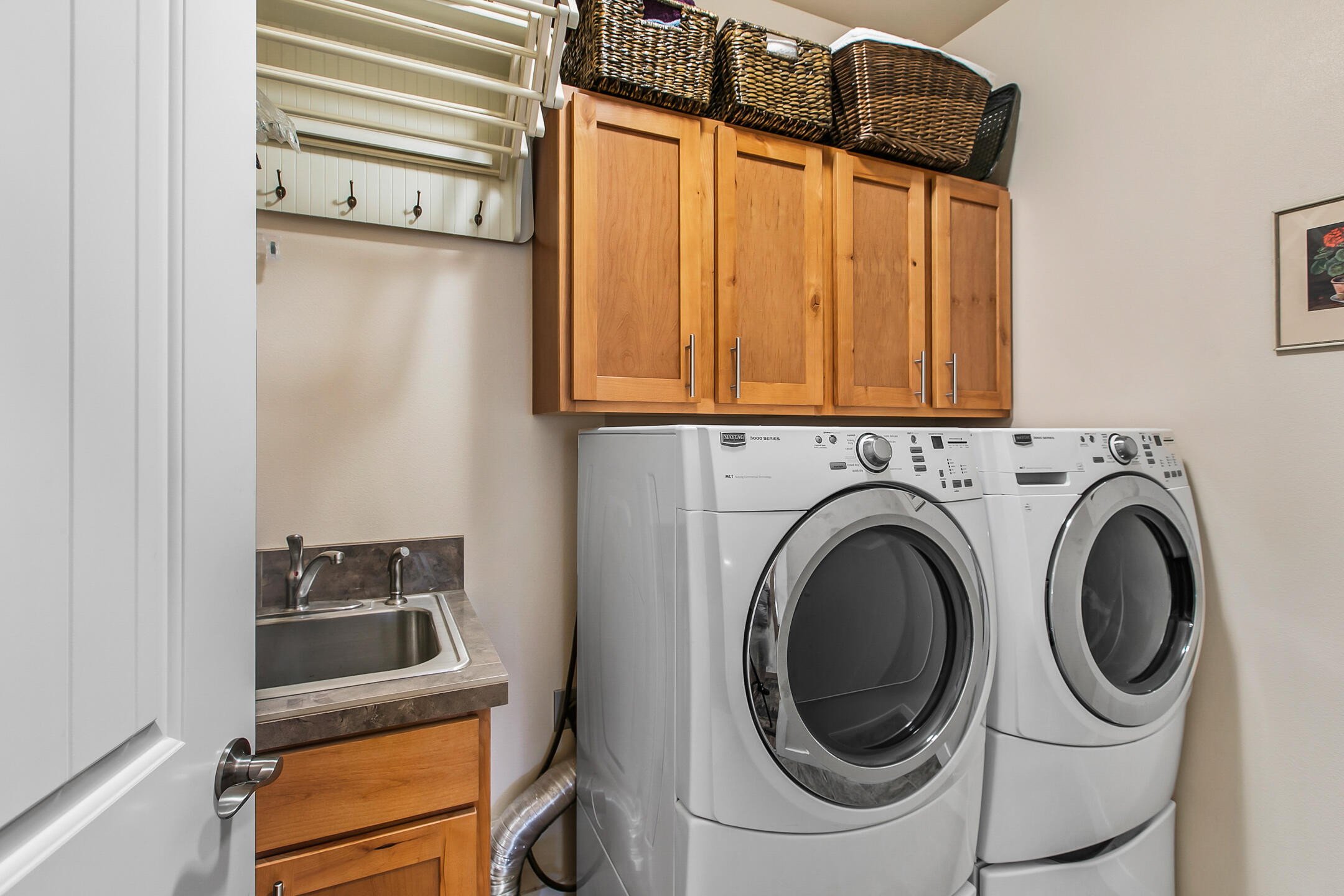 19088 Pumice Butte Road Bend, OR 97702 - Photo 28 of 39 19088 Laundry