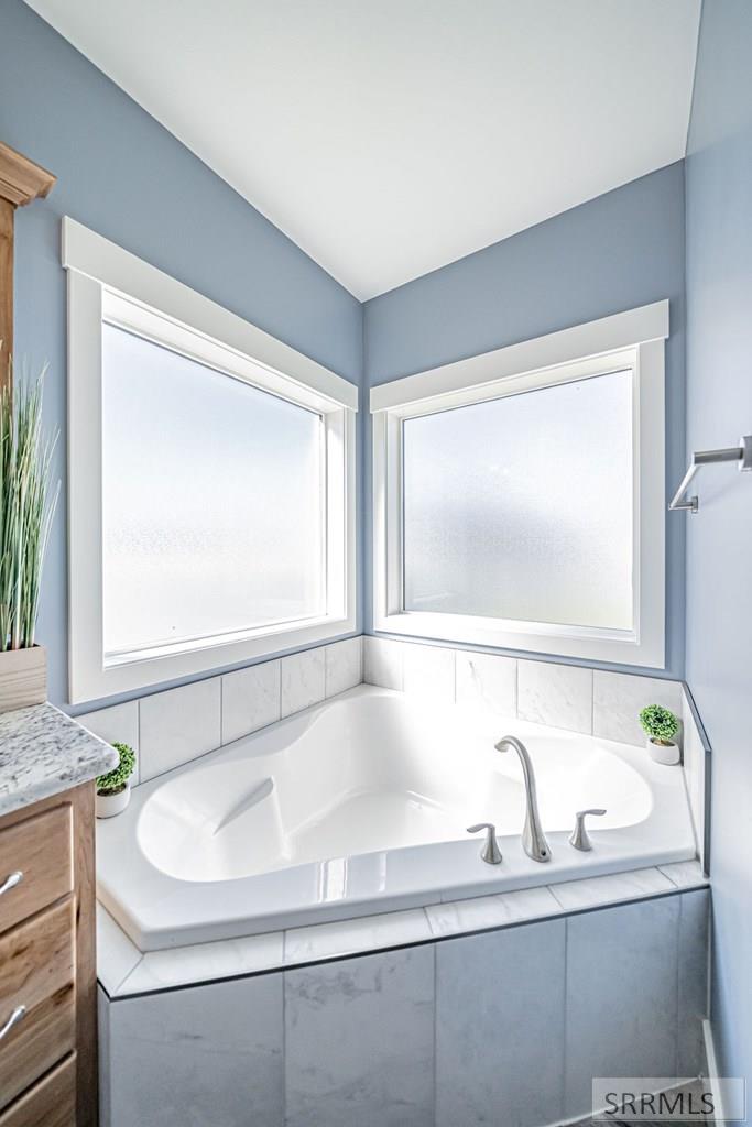 811 Harborside Loop Blackfoot, ID 83221 - Photo 21 of 40 Large Soaker Tub