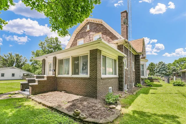 a view of a house with a yard