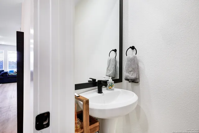 $2,800 | 719 East Locust Street, Unit 2114, San Antonio, TX 78212