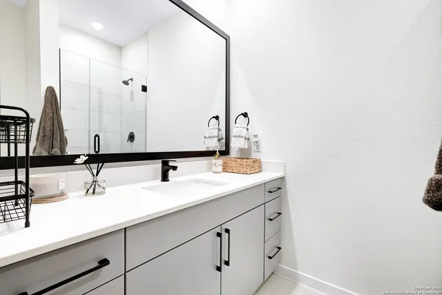 $2,800 | 719 East Locust Street, Unit 2114, San Antonio, TX 78212