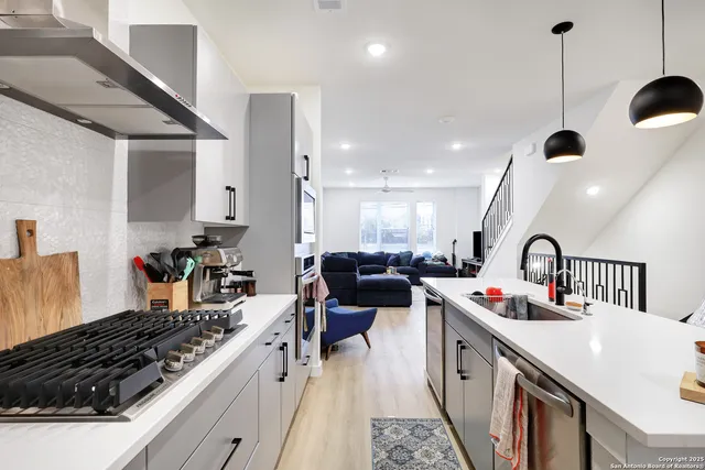 $2,800 | 719 East Locust Street, Unit 2114, San Antonio, TX 78212