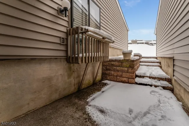 $270,000 | 53 Overlook Drive, Clinton, NJ 08809