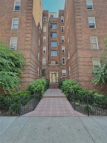 $290,000 | 2090 Barnes Avenue, Unit 3G | Pelham Parkway