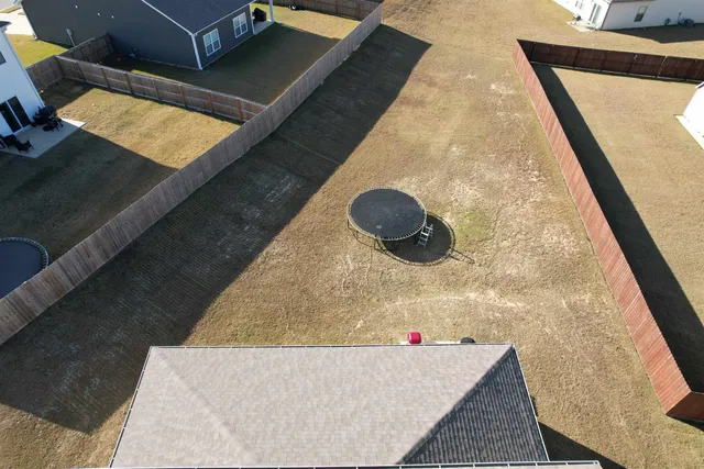 a view of a backyard