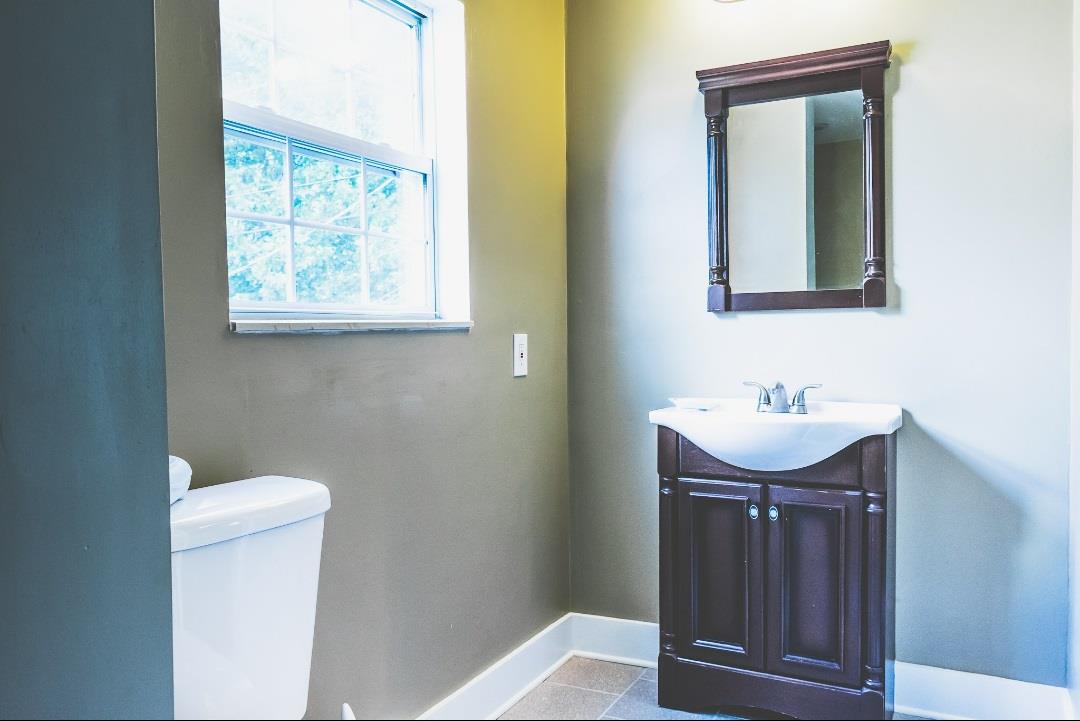 4000 Anderson Road, Unit 43 Nashville, TN 37217 - Photo 14 of 21 a bathroom with a sink a mirror and a toilet