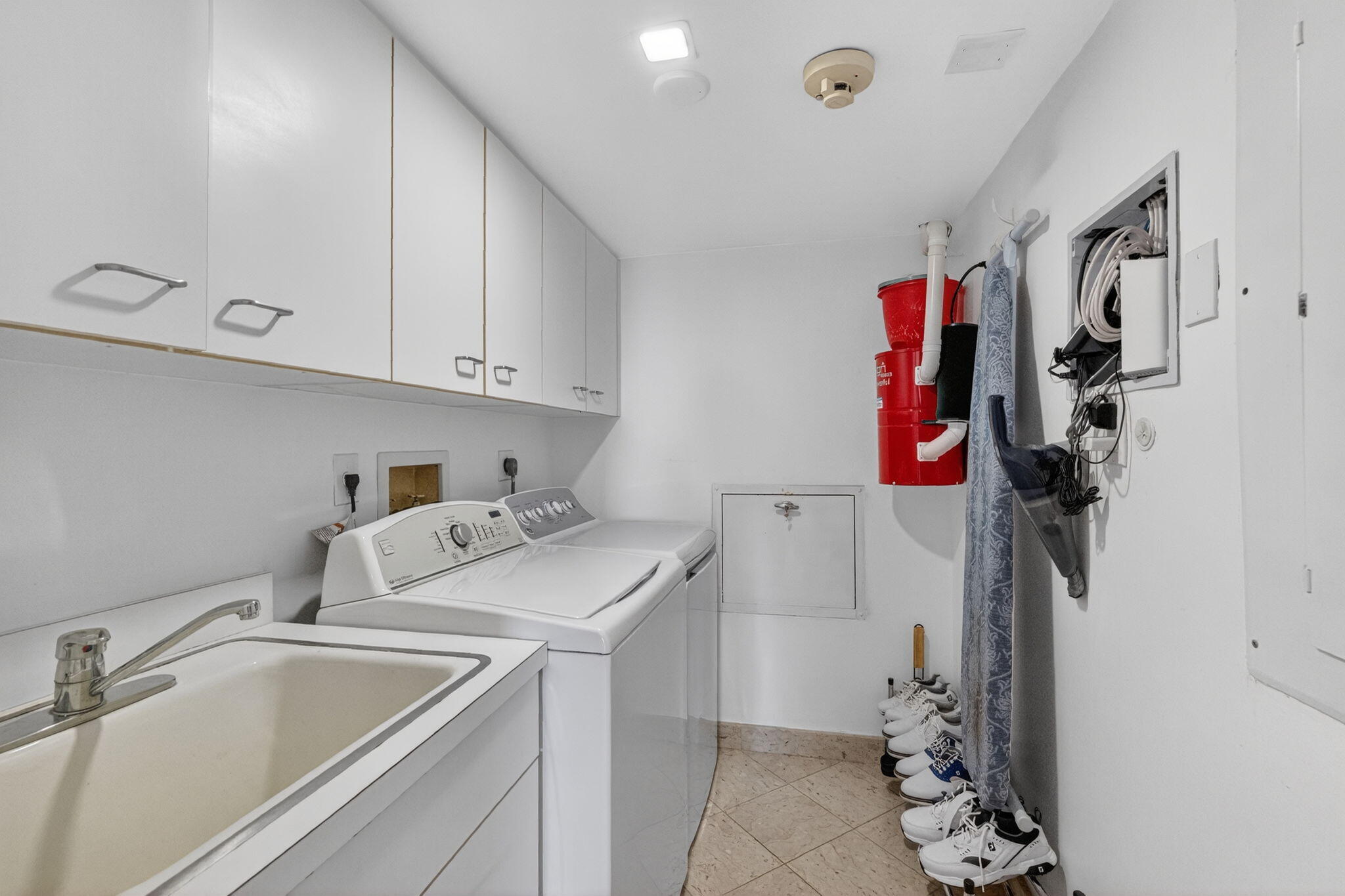 1500 South Ocean Boulevard, Unit 606 Boca Raton, FL 33432 - Photo 34 of 77 Laundry Room