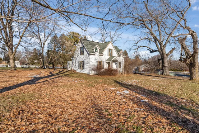 $250,000 | N68-w33460 N68-w33460 County Road, Oconomowoc, WI 53066