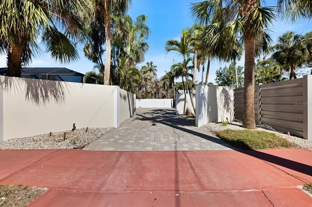 $2,150,000 | 106 North Boulevard Of The Presidents, Sarasota, FL 34236