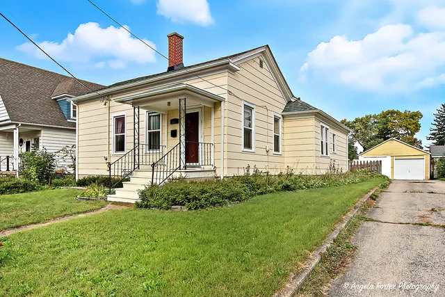 $250,000 | 331 Chestnut Street, Woodstock, IL 60098
