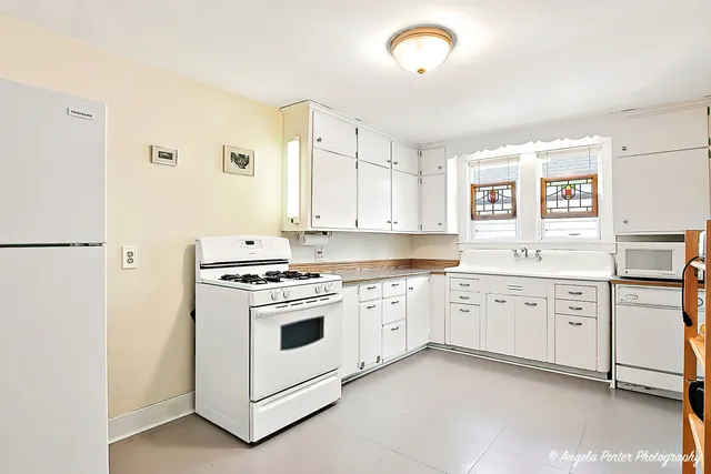 $250,000 | 331 Chestnut Street, Woodstock, IL 60098