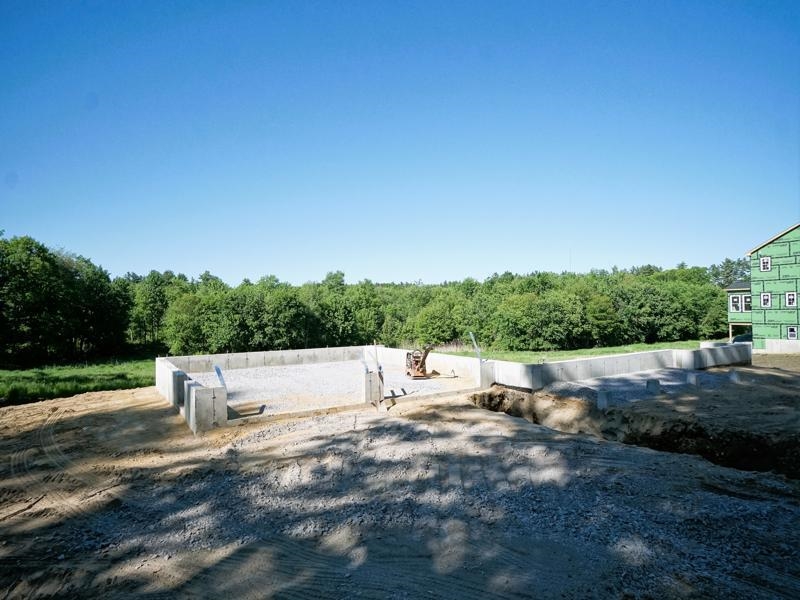 76 Island Pond Road Derry, NH 03038 - Photo 2 of 10
