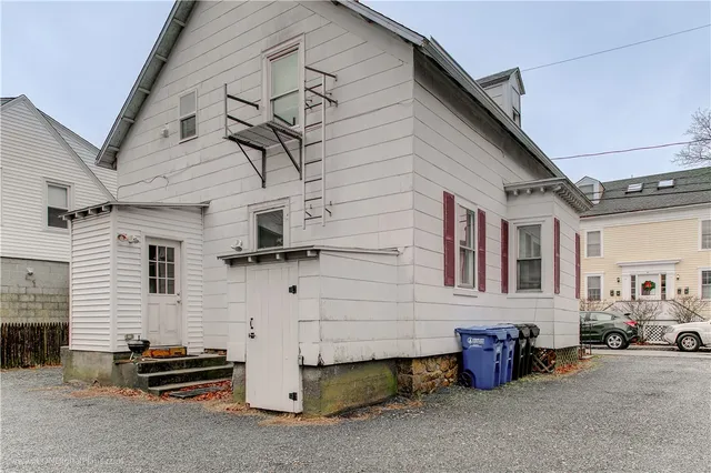 $2,200 | 23 Stockholm Street, Unit 1, Newport, RI 02840