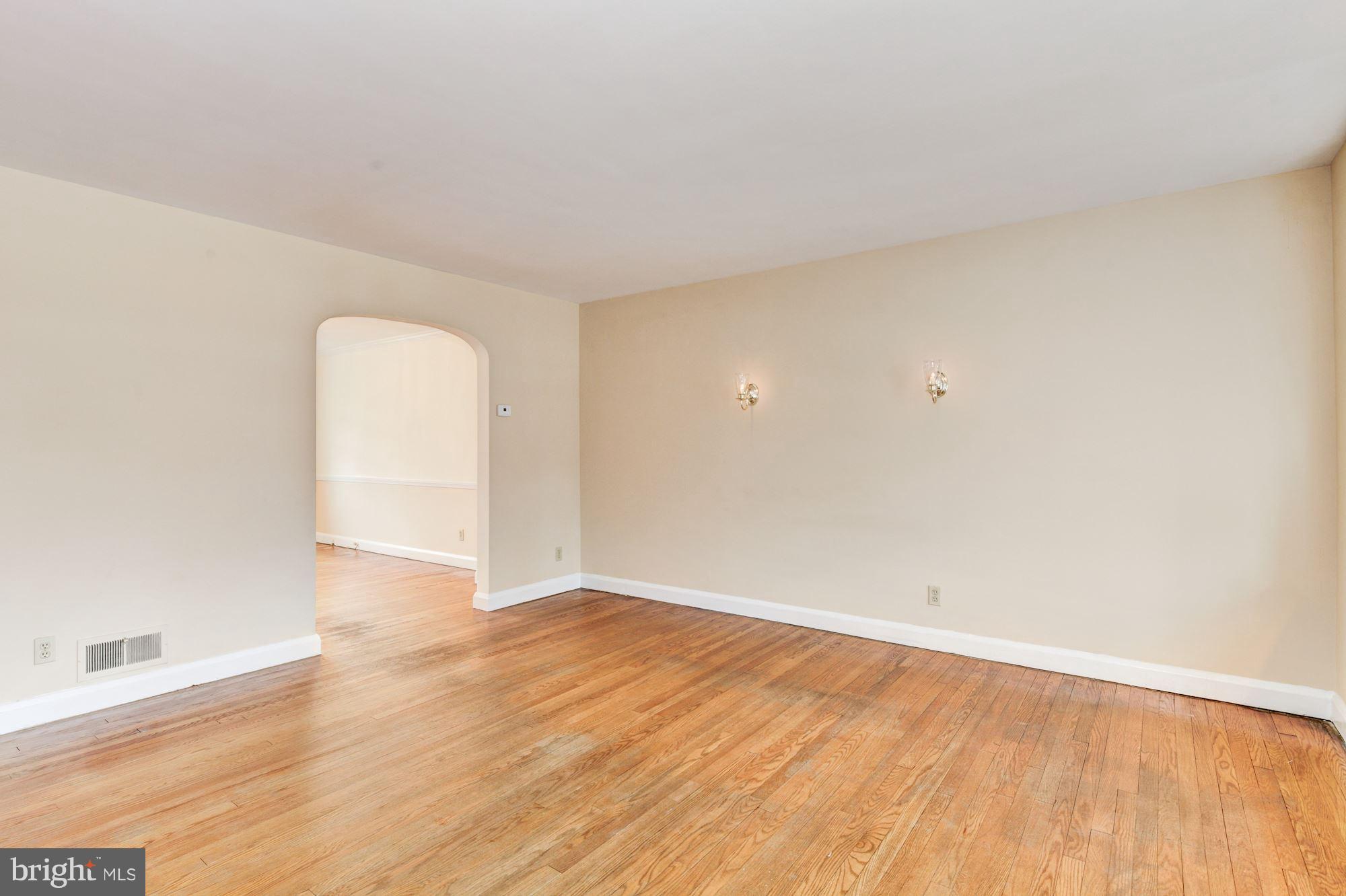 6639 Frederick Road Baltimore, MD 21228 - Photo 2 of 28 Living Room