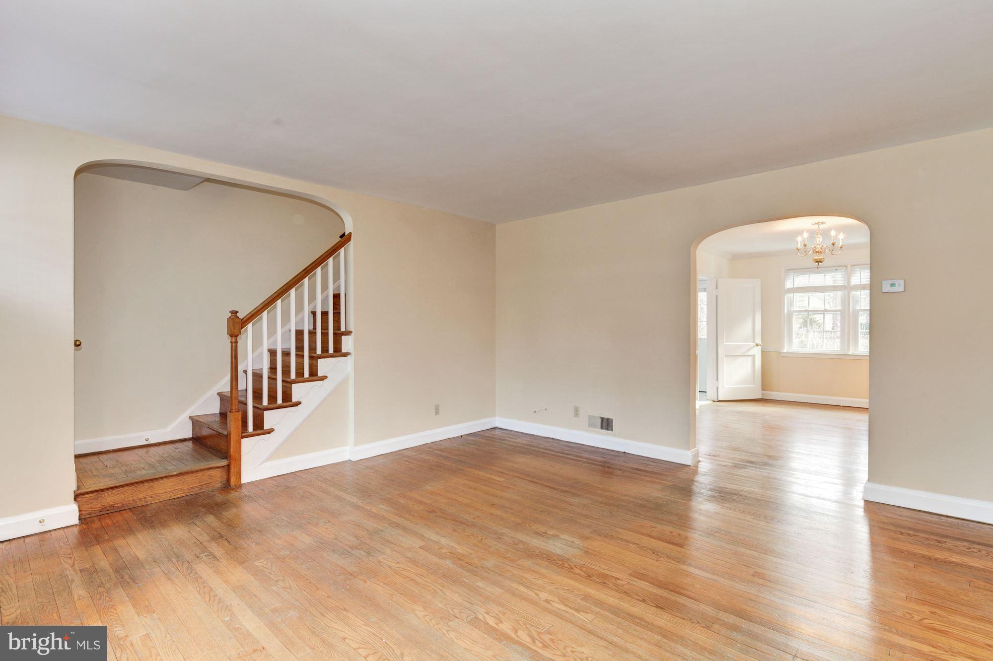 6639 Frederick Road Baltimore, MD 21228 - Photo 3 of 28 Living Room