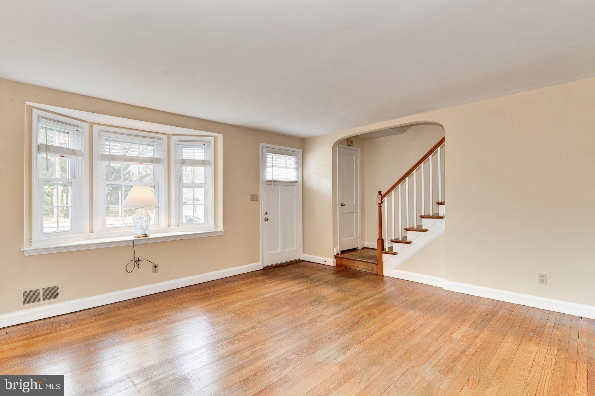 6639 Frederick Road Baltimore, MD 21228 - Photo 4 of 28 Living Room