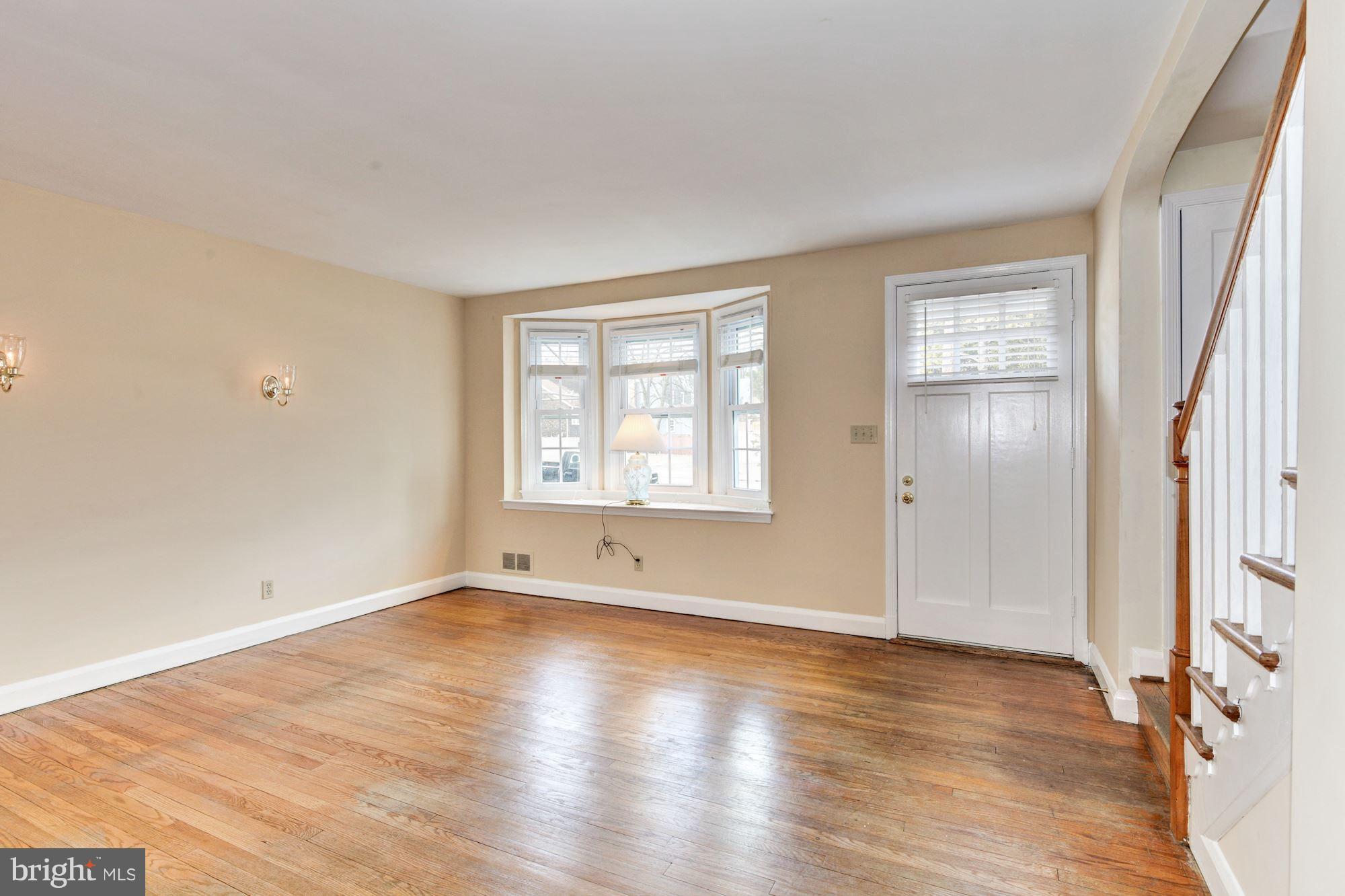 6639 Frederick Road Baltimore, MD 21228 - Photo 5 of 28 Living Room