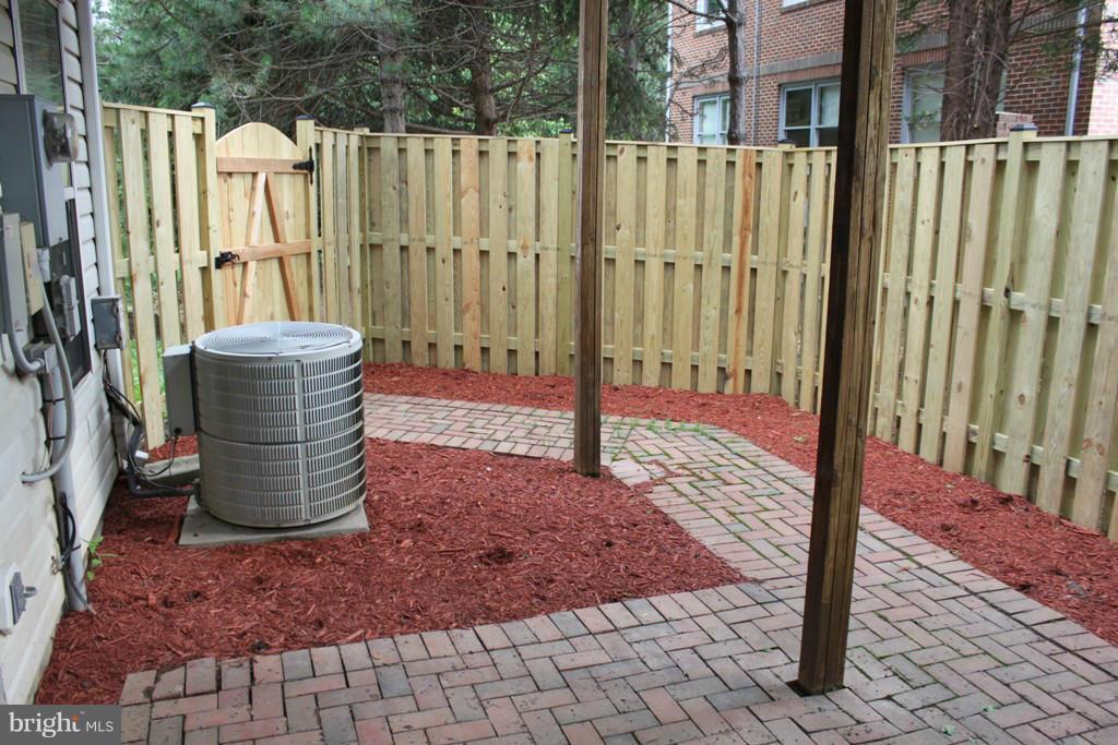 6314 Over See Court Springfield, VA 22152 - Photo 15 of 18 Exterior (Rear)