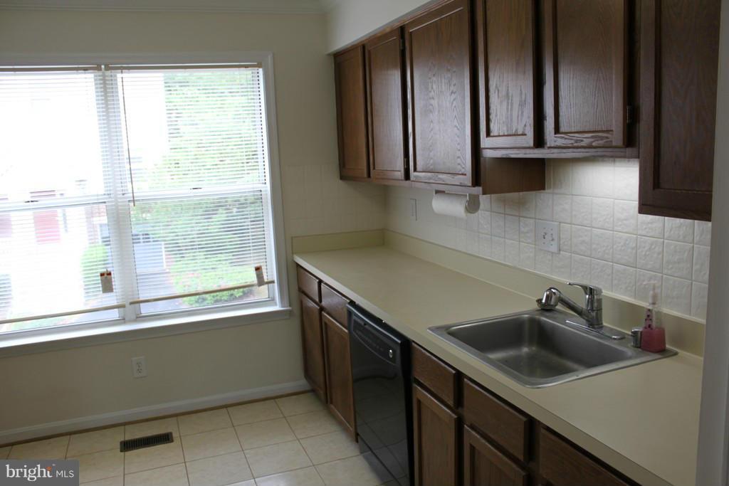 6314 Over See Court Springfield, VA 22152 - Photo 7 of 18 Kitchen