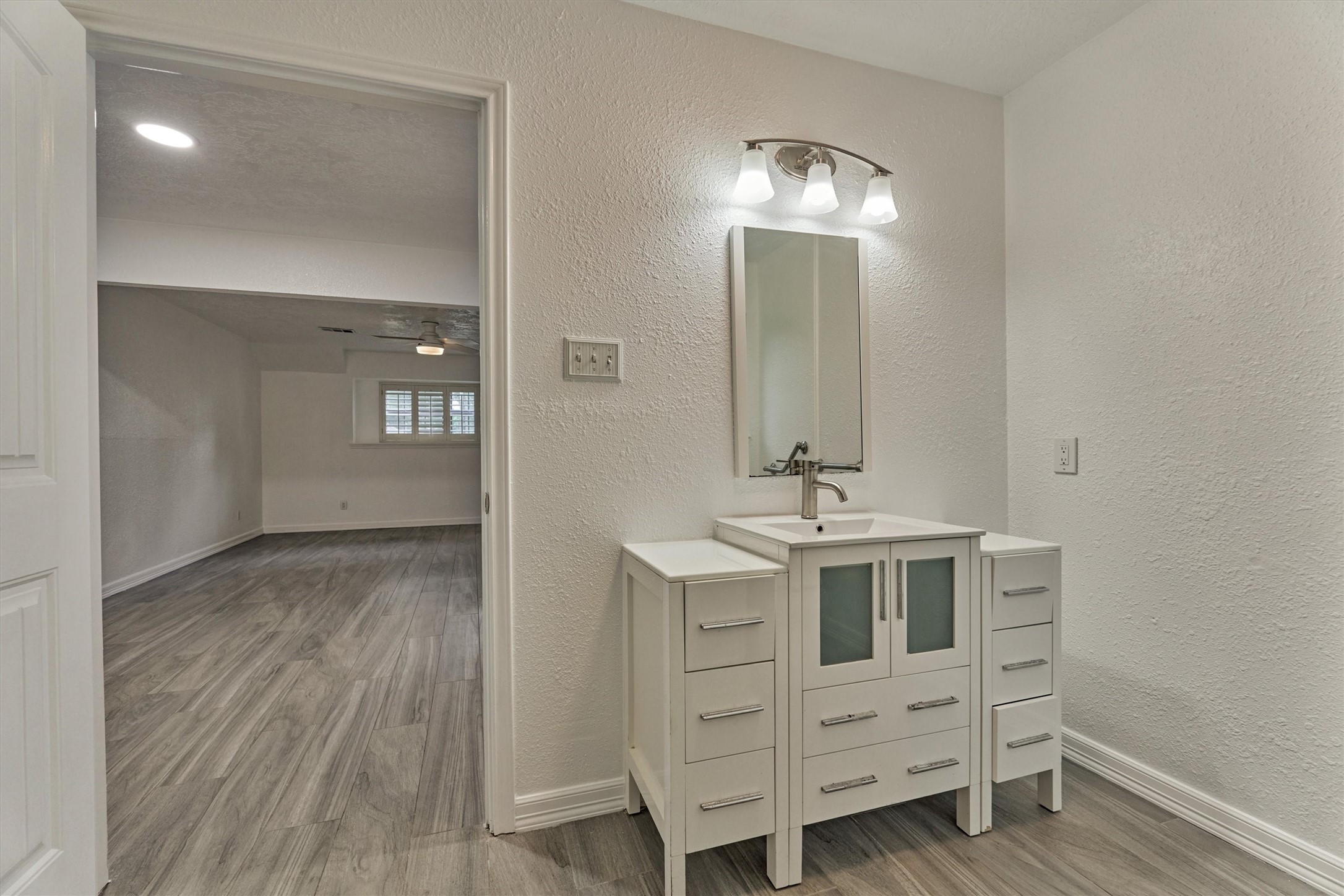 19426 Whitewood Drive Spring, TX 77373 - Photo 23 of 41 Primary Vanity