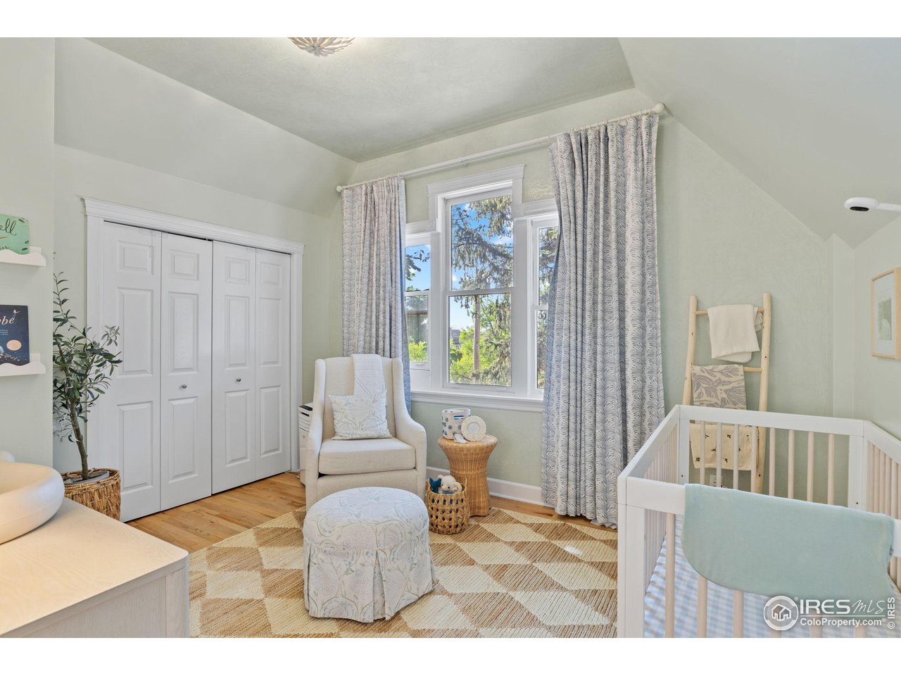 1133 Mapleton Avenue Boulder, CO 80304 - Photo 31 of 40 a living room with furniture and a window