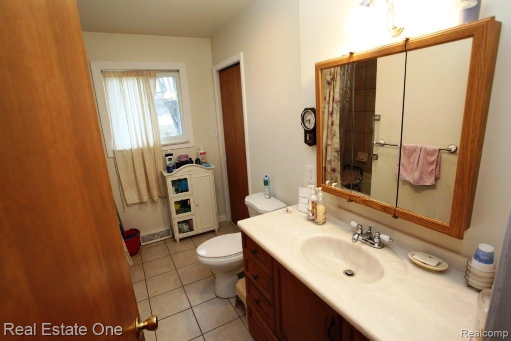 9953 Holland Road Taylor, MI 48180 - Photo 25 of 38 IMG_2021.jpg