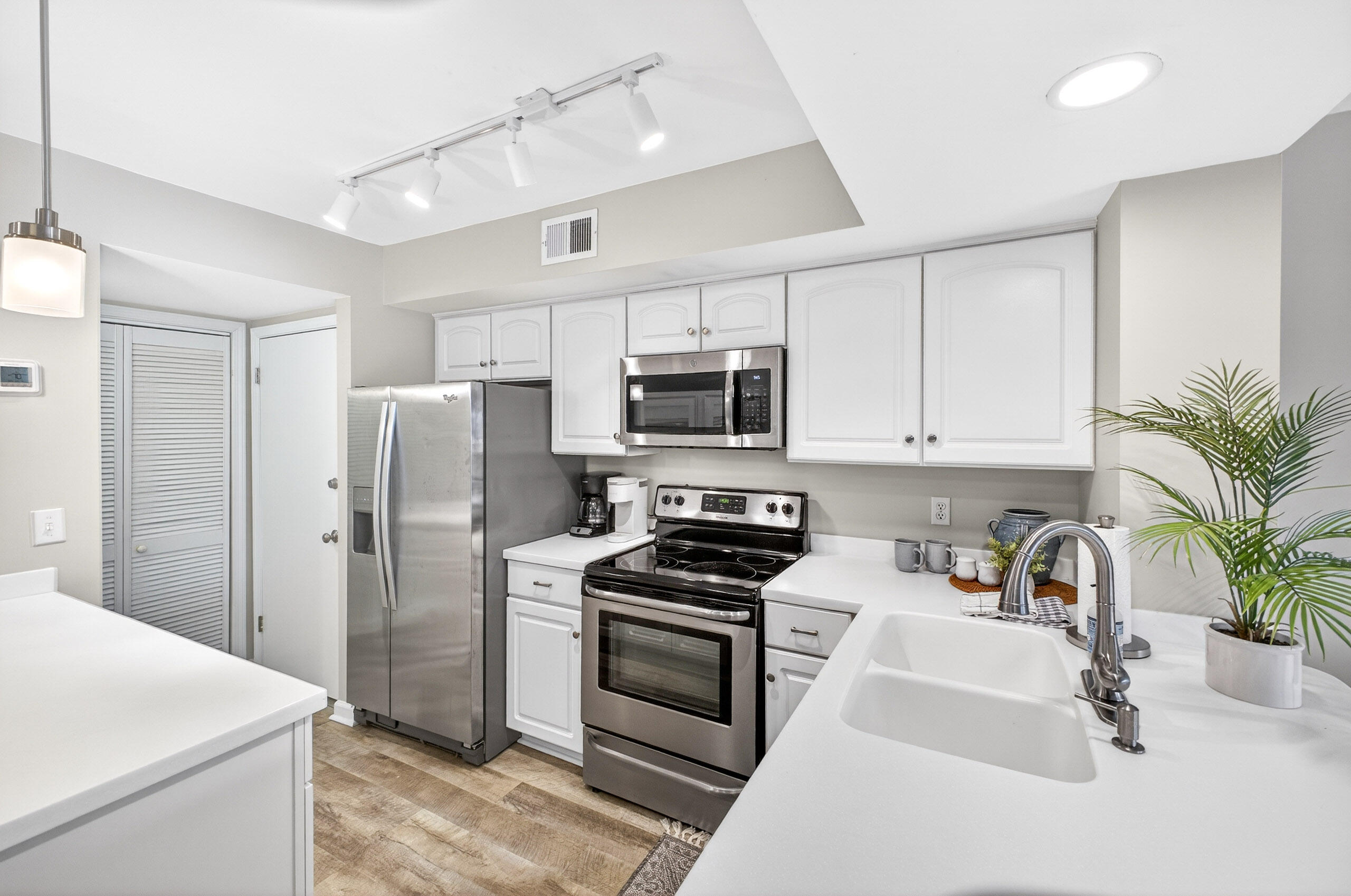900 Harbour Point Lane, Unit 900 Miramar Beach, FL 32550 - Photo 7 of 64 Kitchen
