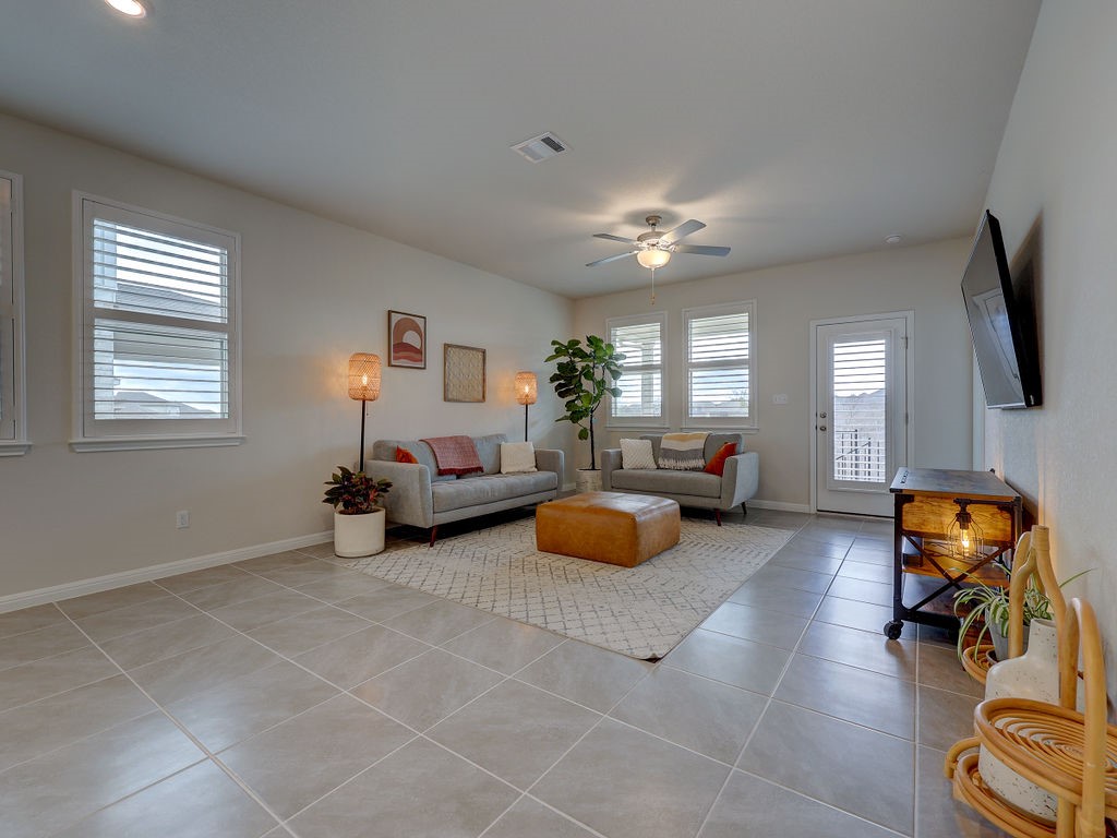 325 Serpens Street Georgetown, TX 78628 - Photo 10 of 40 Spacious living area