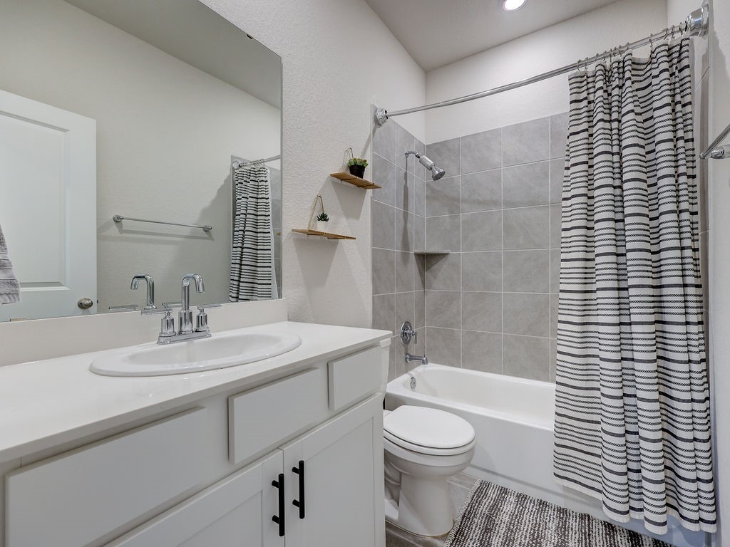 325 Serpens Street Georgetown, TX 78628 - Photo 22 of 40 Full bath 2 with tile in tub/shower combo