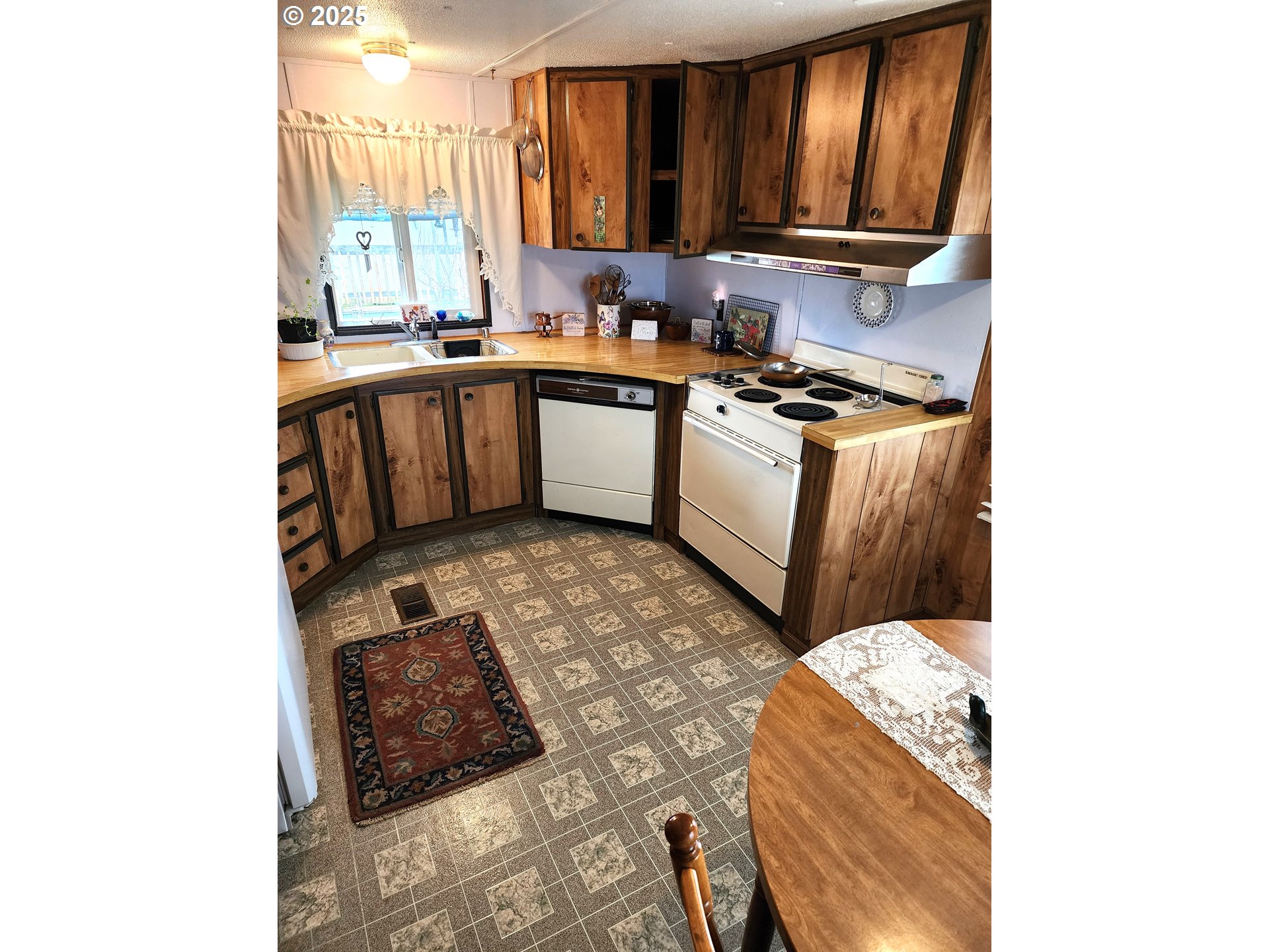 21016 Southeast Stark Street, Unit 35 Gresham, OR 97030 - Photo 5 of 14 Kitchen