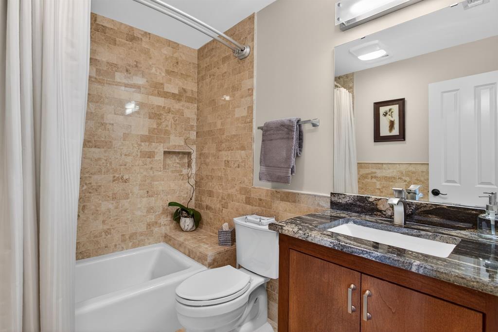 218 North Broadway Azle, TX 76020 - Photo 15 of 40 Family Room Bath