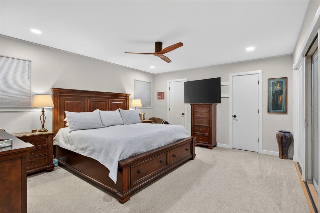 218 North Broadway Azle, TX 76020 - Photo 25 of 40 Primary with 2 walk in closets