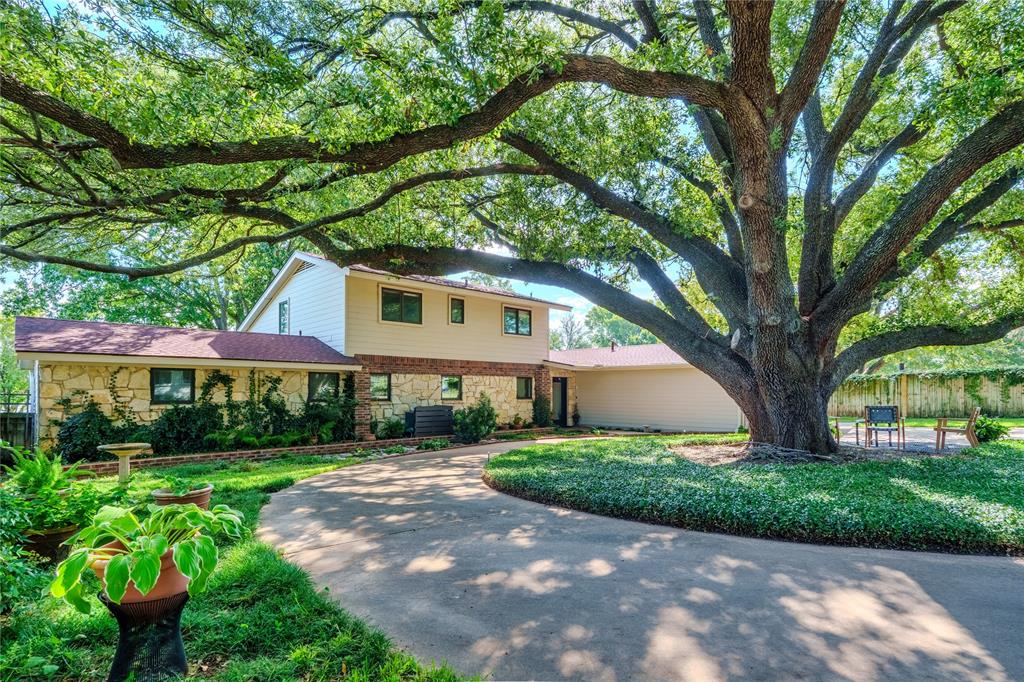 218 North Broadway Azle, TX 76020 - Photo 4 of 40 Circular Drive
