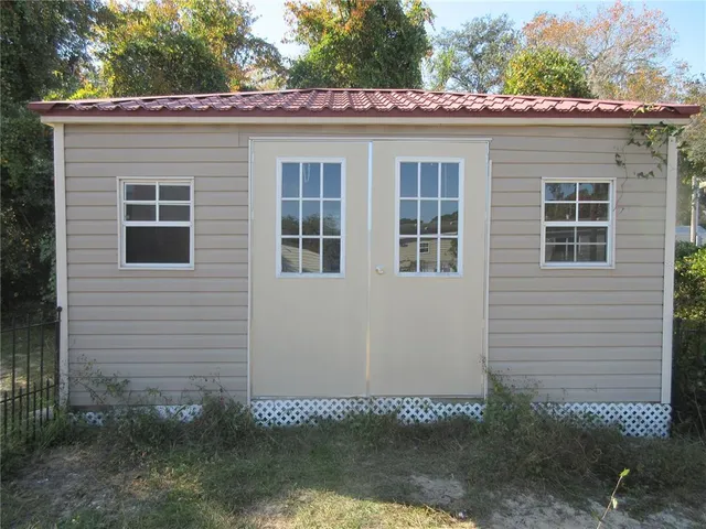a view of a backyard
